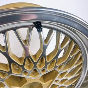 Das Bild zeigt Opel Champion Felgen in gold mit polierter Front